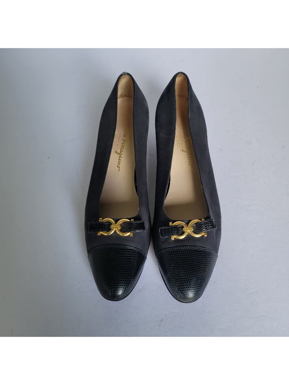 Salvatore Ferragamo Boutique Navy Blue Cap Toe Gold Gancini Low Heel Pumps Sz 10